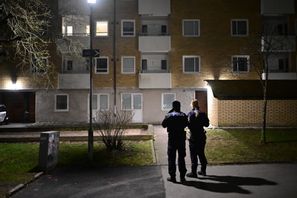 Poliser på plats efter skottlossningen i ett bostadsområde i Flatås i Göteborg natten till lördag. Björn Larsson Rosvall/TT