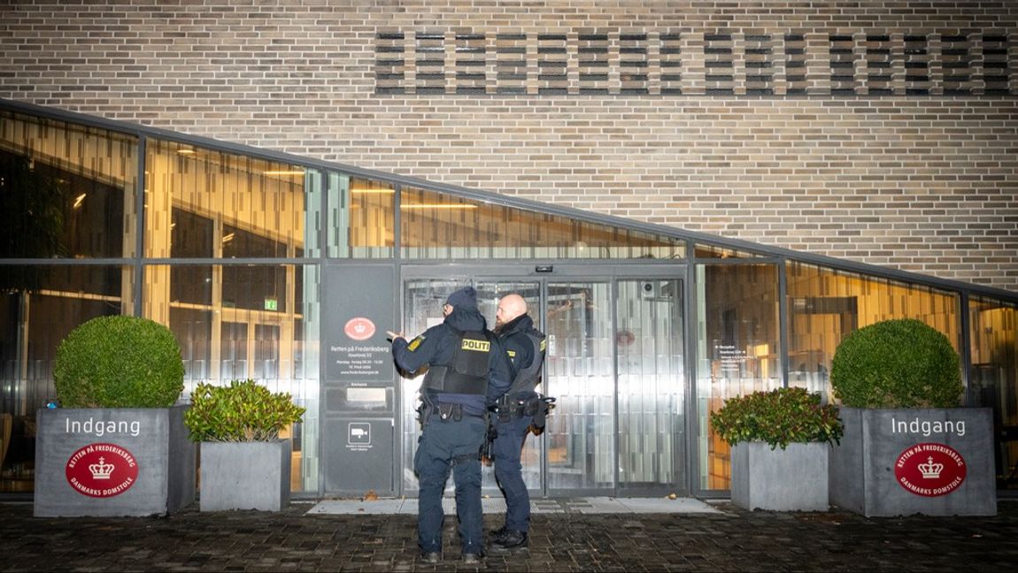 Poliser på vakt utanför byretten i Frederiksberg i Köpenhamn efter tillslagen den 14 december. Arkivbild. Foto: EMIL NICOLAI HELMS/RITZAU SCANPIX/TT