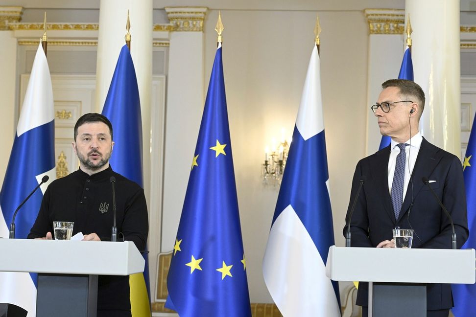 Ukrainas president Volodymyr Zelenskyj håller presskonferens tillsammans med sin finländske kollega Alexander Stubb i Helsingfors. Heikki Saukkomaa/AP/TT