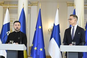 Ukrainas president Volodymyr Zelenskyj håller presskonferens tillsammans med sin finländske kollega Alexander Stubb i Helsingfors. Heikki Saukkomaa/AP/TT