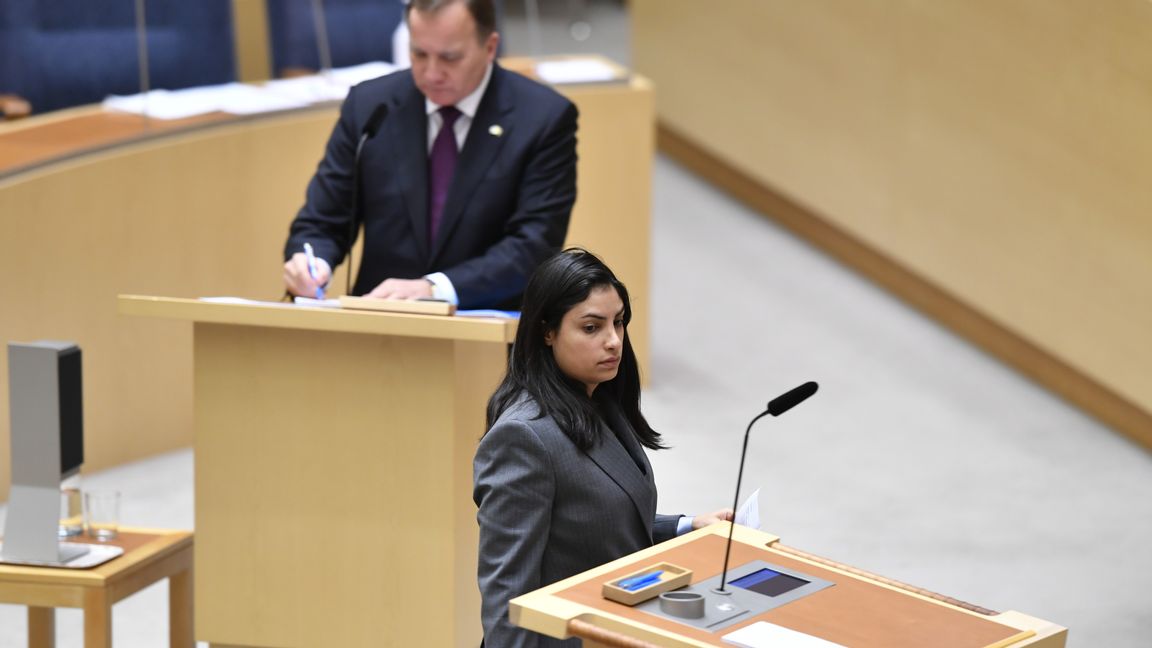 Vänsterpartiet ordförande Nooshi Dadgostar vill ha svar av statsminister Stefan Löfven (S) om att han släpper utredningsförslaget om fri hyressättning i nyproduktion. Foto: Henrik Montgomery/TT