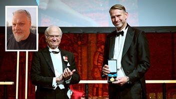 Kung Carl Gustaf delar ut guldmedalj till Peter Carlsson, grundare av Northvolt, från Kungliga Ingenjörsvetenskapsakademien. Northvolt kraschar nu, men Peter Carlsson har gjort en personlig vinst på 200 miljoner kronor. FOTO: Pontus Lundahl/TT