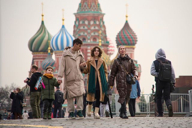 Turister vid Röda torget i Moskva. Alexander Zemlianitjenkov/AP/TT