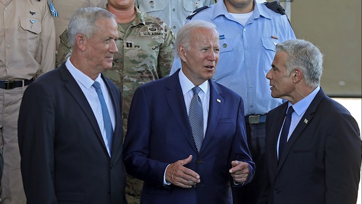 President Joe Biden samtalar med försvarsminister Benny Gantz (t.v.) och tf. premiärministern Yair Lapid (t.h.). Foto: Gil Cohen-Magen/AP/TT