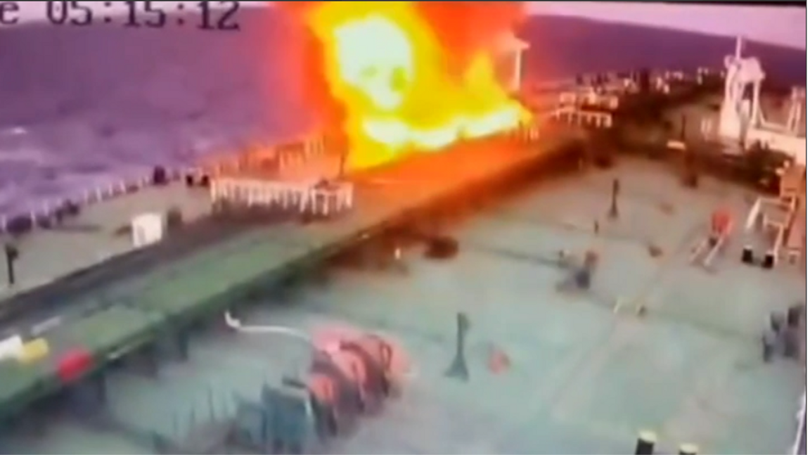 En grekiskflaggad oljetanker brinner efter att ha attackerats av en förmodat ukrainsk drönare på Svarta havet tisdagen den 13 januari 2026. Foto: Telegram