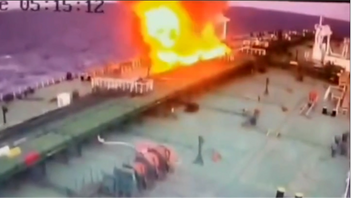 En grekiskflaggad oljetanker brinner efter att ha attackerats av en förmodat ukrainsk drönare på Svarta havet tisdagen den 13 januari 2026. Foto: Telegram