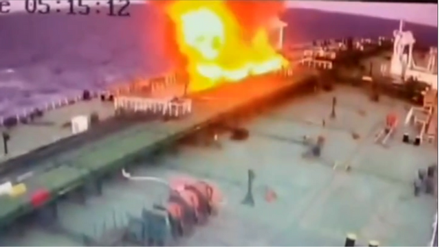 En grekiskflaggad oljetanker brinner efter att ha attackerats av en förmodat ukrainsk drönare på Svarta havet tisdagen den 13 januari 2026. Foto: Telegram