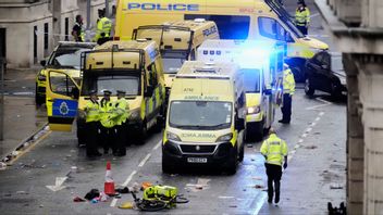 Polis och räddningspersonal på Water Street där bilisten körde på flera fotgängare under måndagen. Foto: Danny Lawson/AP/TT