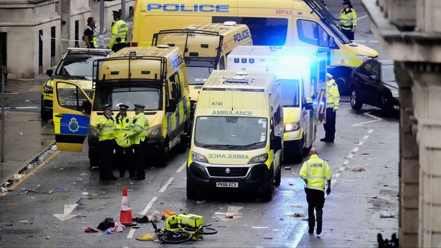 Polis och räddningspersonal på Water Street där bilisten körde på flera fotgängare under måndagen. Foto: Danny Lawson/AP/TT