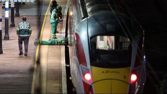 Ambulanspersonal arbetar vid LNER-tåget på Huntingdon station efter knivattacken som skadade tio personer. Foto: Chris Radburn/AP/TT.
