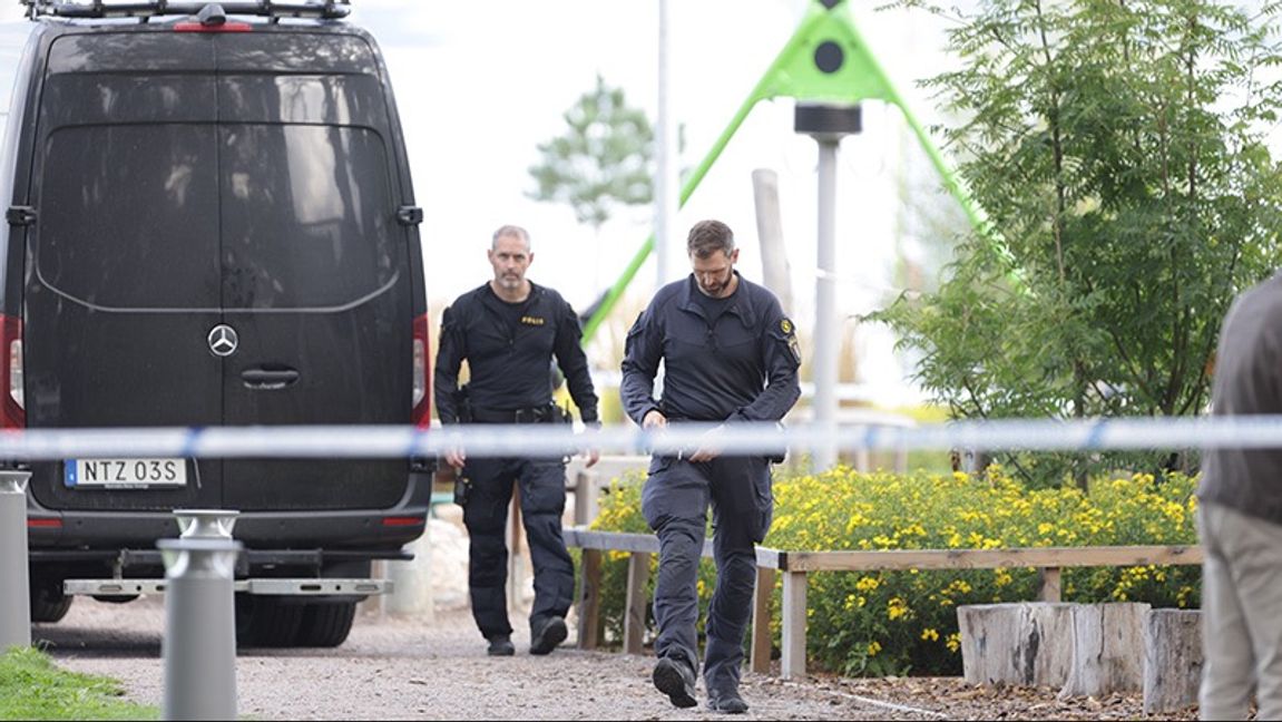 Polis och nationella bombskyddet på plats för att ta hand om misstänkt föremål på lekplats på Lindö strand. Foto: Magnus Andersson / TT /