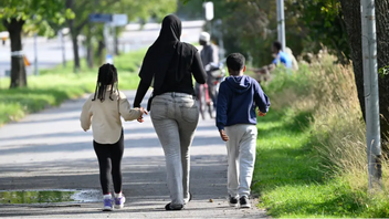 Genrebild: En mamma på promenad med sina barn. Endast 34 procent av kvinnorna som följde med arbetskraftsinvandrare till Sverige hade jobb året efter ankomsten, visar ny statistik från SCB. Foto: Fredrik Sandberg/TT