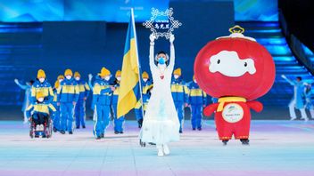 Ukraninas paralympiska trupp på väg in under invigningen. Foto: Joe Toth/Olympic Information Services