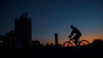 En man cyklar i ett nedsläckt Libanon, vid ett tidigare tillfälle då strömmen stängdes av. Arkivbild. Foto: Hassan Ammar/AP/TT.