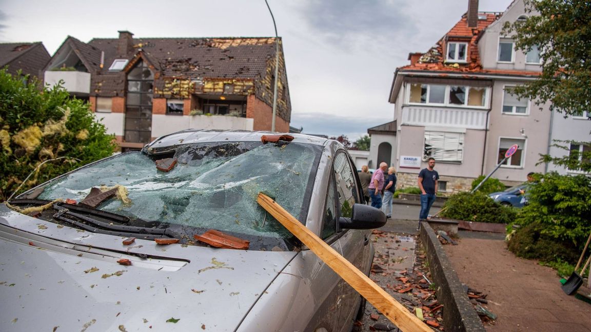 En förstörd bil i Paderborn i Tyskland. Foto: Lino Mirgeler/AP/TT