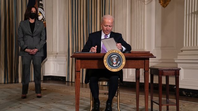 Domaren Drew Tipton har satt ett 14 dagar långt tillfälligt stopp för presidentordern för att dess biverkningar ska kunna utredas. Ordern gäller hela USA. Foto: Evan Vucci/TT. 