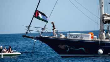 Greta Thunberg ombord på fartyget Madleen inför avresa från Sicilien förra söndagen. Foto: Salvatore Cavalli/AP/TT