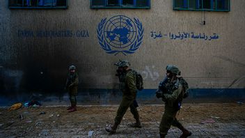 Israeliska soldater utanför UNRWA:s högkvarter där militären upptäckte tunnlar som enligt Israel användes av Hamas för att attackera dess militära styrkor. Foto: Ariel Schalit/AP/TT