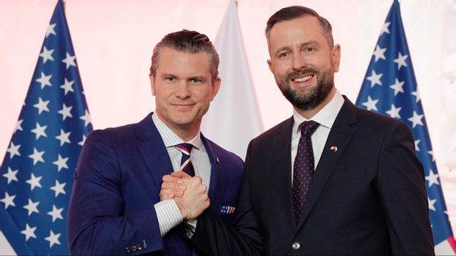 USA:s nye försvarsminister Pete Hegseth, här med Polens försvarsminister Wladyslaw Kosiniak-Kamysz. Foto: AP