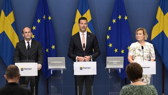 Jakob Granit, biståndsminister Johan Forssell och Sidas nya styrelseordförande Gunilla Carlsson. Foto: Pontus Lundahl/TT