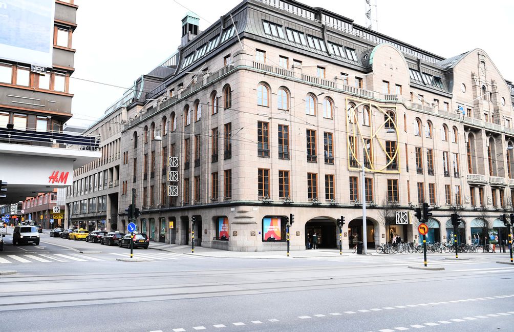 Införandet av miljözon klass tre i delar av centrala Stockholm innebär att bara rena elbilar, utsläppssnåla gasfordon samt utsläppssnåla laddhybrider tillåts. Arkivbild. Foto: Fredrik Sandberg/TT