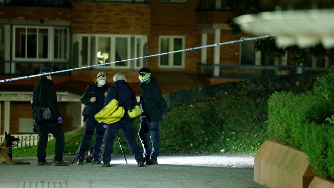 Polisens tekniker undersöker brottsplatsen i Saltskog, Södertälje, där en 19-åring sköts till döds i torsdags. Foto: Fredrik Persson/TT