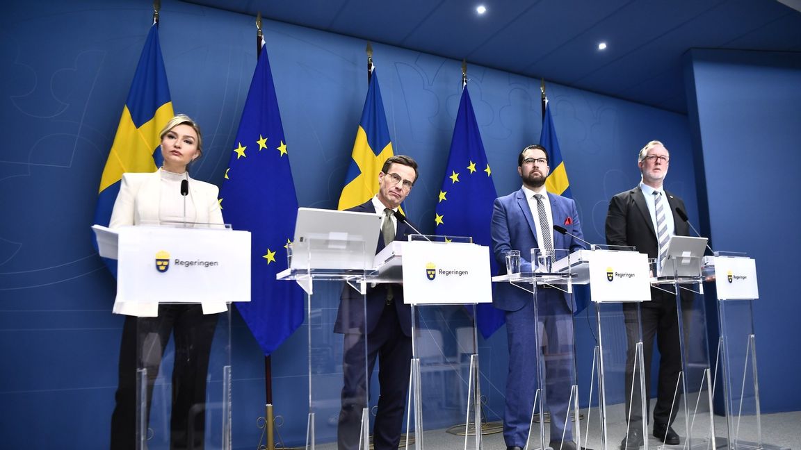 Statsminister Ulf Kristersson (M), energi- och näringsminister Ebba Busch (KD), arbetsmarknads- och integrationsminister Johan Pehrson (L) samt Sverigedemokraternas partiledare Jimmie Åkesson (SD) håller pressträff och presenterar en offensiv mot gängkriminalitet kopplat till Tidöavtalet. Foto: Caisa Rasmussen/ TT 