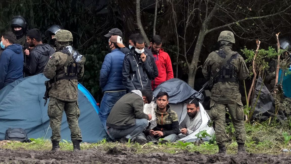 Polish security forces surround migrants stuck along with border with Belarus in Usnarz Gorny, Poland, on Wednesday, Sept. 1, 2021. Photo: Czarek Sokolowski/AP/TT