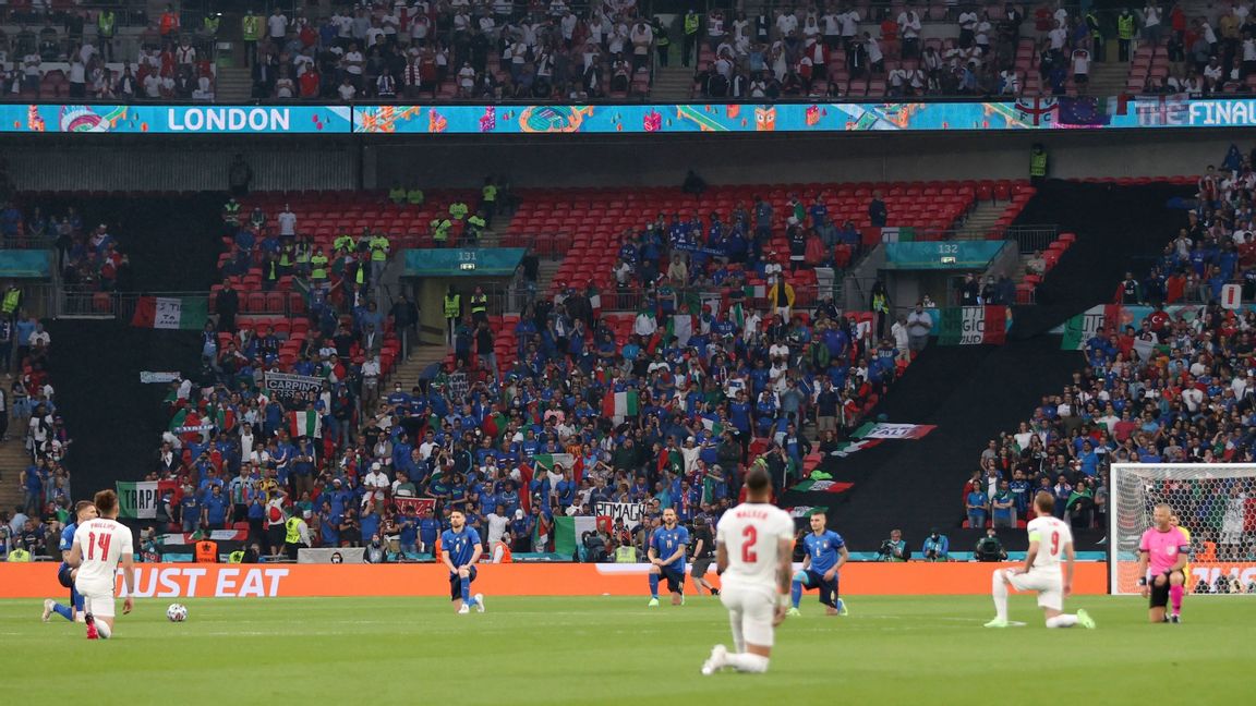 Spelare från det engelska laget går ner på knä inför söndagens final i fotbolls-EM. Foto: Carl Recine/AP/TT. 