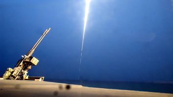 En amerikansk Tomahawk-robot avlossas i Irakkriget.
Foto: Adam Butler/AP.