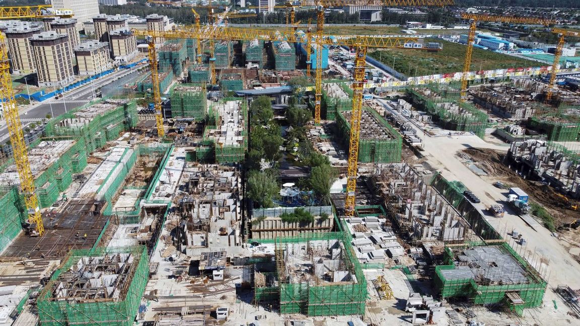 An aerial view of an Evergrande new housing development project is under construction in Beijing, Wednesday, Sept. 22, 2021. Photo: AP/TT