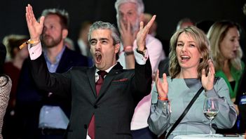 Planen var genial. Vanligt folk skulle inte ha råd att köra bil och Farmanbar skulle bli hjälten som räddade världen från att brinna upp. Foto: Claudio Bresciani/TT 