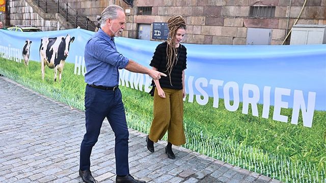 MP:s språkrör Daniel Helldén och Amanda Lind på plats när djurrätts- och miljöorganisationer demonstrerar på Mynttorget i Stockholm för mjölkkornas rätt att beta ute på sommaren. Foto: Claudio Bresciani / TT