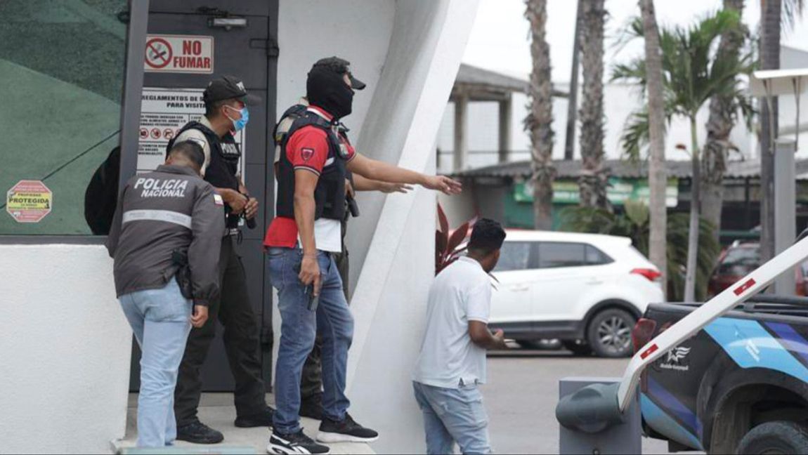 Polis på plats i samband med att gängkriminella stormat en tv-studio i Guayaquil under direktsändning. Foto: CESAR MUNOZ/AP/TT