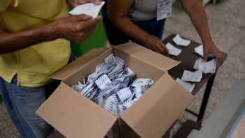 Rösträknare fortsätter sitt arbete efter att vallokalerna stängt i Venezuelas huvudstad Caracas, i samband med presidentvalet den 28 juli. Foto: MATIAS DELACROIX/AP/TT