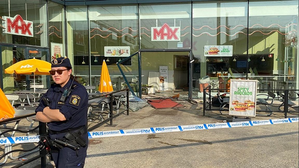 Två bilar har kraschat in i hamburgerrestaurangen Max i Kista Galleria. Foto: Isabelle Eriksson