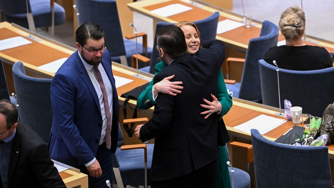 Muharrem Demirok kramar om sin partiledare. Han har förklarat att han fortsatt kommer undvika samarbete med SD. Foto:Fredrik Sandberg/TT