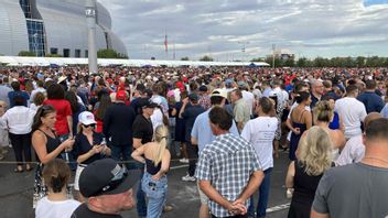 Folkuppbådet utanför State Farm Stadium, Glendale, inför Charlie Kirks minnesceremoni. Foto: Björn Norström