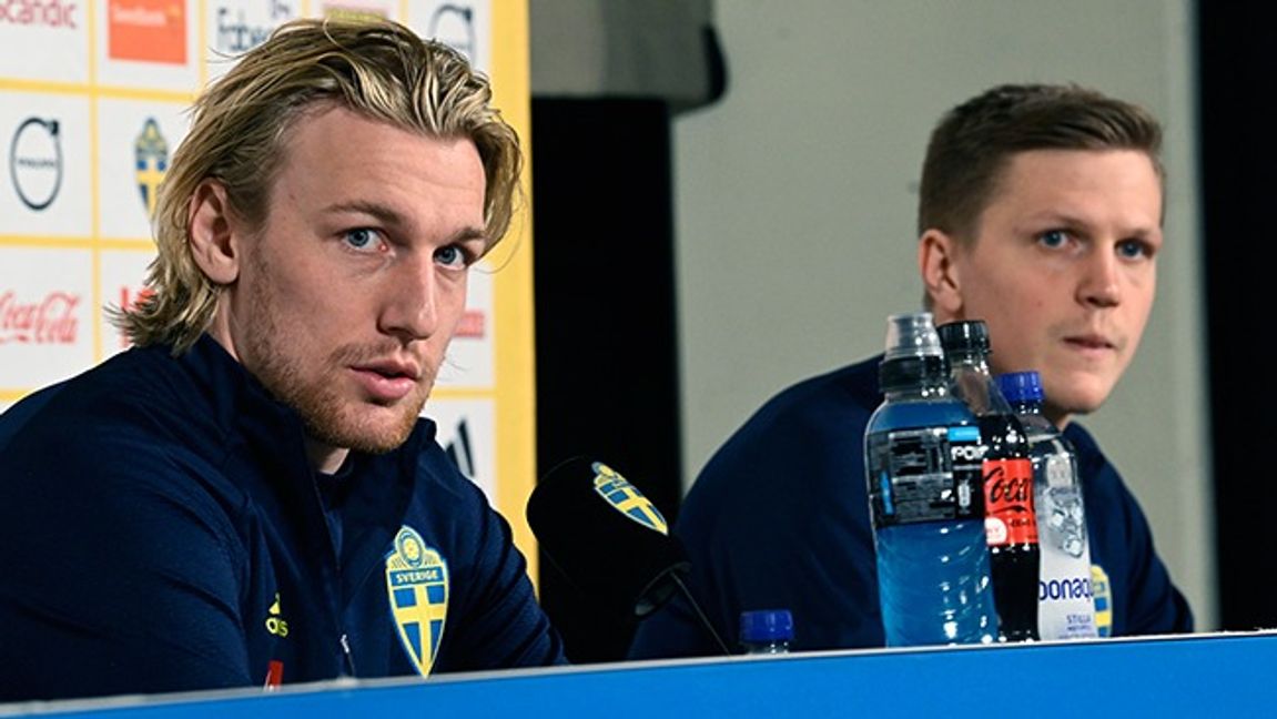 Emil Forsberg (t.v.) och Joakim Nilsson under fotbollslandslagets pressträff på Friends Arena i Solna inför VM-playoff mot Polen. Foto: Fredrik Sandberg/TT