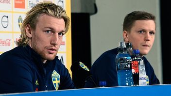 Emil Forsberg (t.v.) och Joakim Nilsson under fotbollslandslagets pressträff på Friends Arena i Solna inför VM-playoff mot Polen. Foto: Fredrik Sandberg/TT