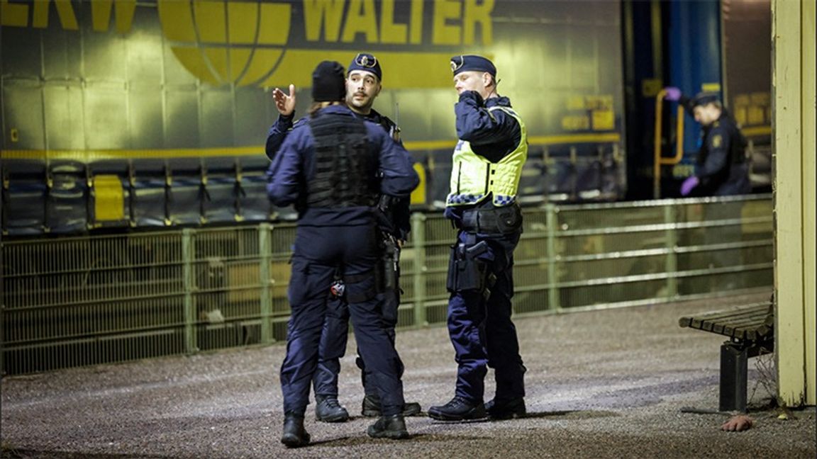 Polis på plats vid Södra station i centrala Örebro, där tre personer avled i en påkörningsolycka med tåg på onsdagskvällen. Foto: Pavel Koubek/TT