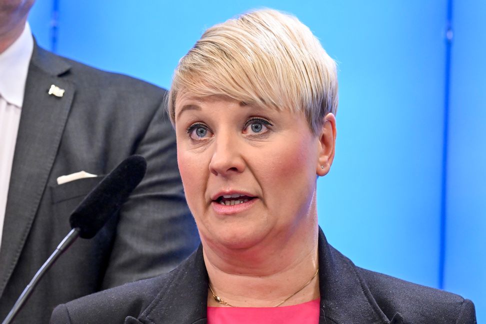 Pensionsgruppens ordförande, äldre- och socialförsäkringsminister Anna Tenje (M) har varit med och beställt den analys av storleken på avgifterna till pensionen som nu läggs fram. Arkivbild. Foto: Jonas Ekströmer/TT
