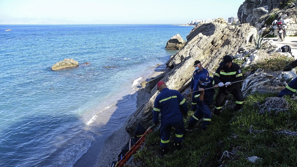 Kvarlevorna efter en migrant som omkom i en tidigare olycka bärgas på den grekiska ön Rhodos. Arkivbild. Foto: Argyris Mantikos/AP/TT
