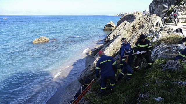 Kvarlevorna efter en migrant som omkom i en tidigare olycka bärgas på den grekiska ön Rhodos. Arkivbild. Foto: Argyris Mantikos/AP/TT