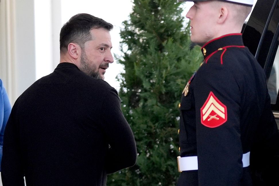 Ukrainas president Volodymyr Zelenskyj lämnar Vita huset efter ett misslyckat möte med Donald Trump. Foto: Evan Vucci/AP/TT