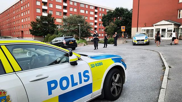Flera patruller är på plats efter larmet om skottlossning. Två personer har förts till sjukhus. Foto: Johan Jeppsson/TT