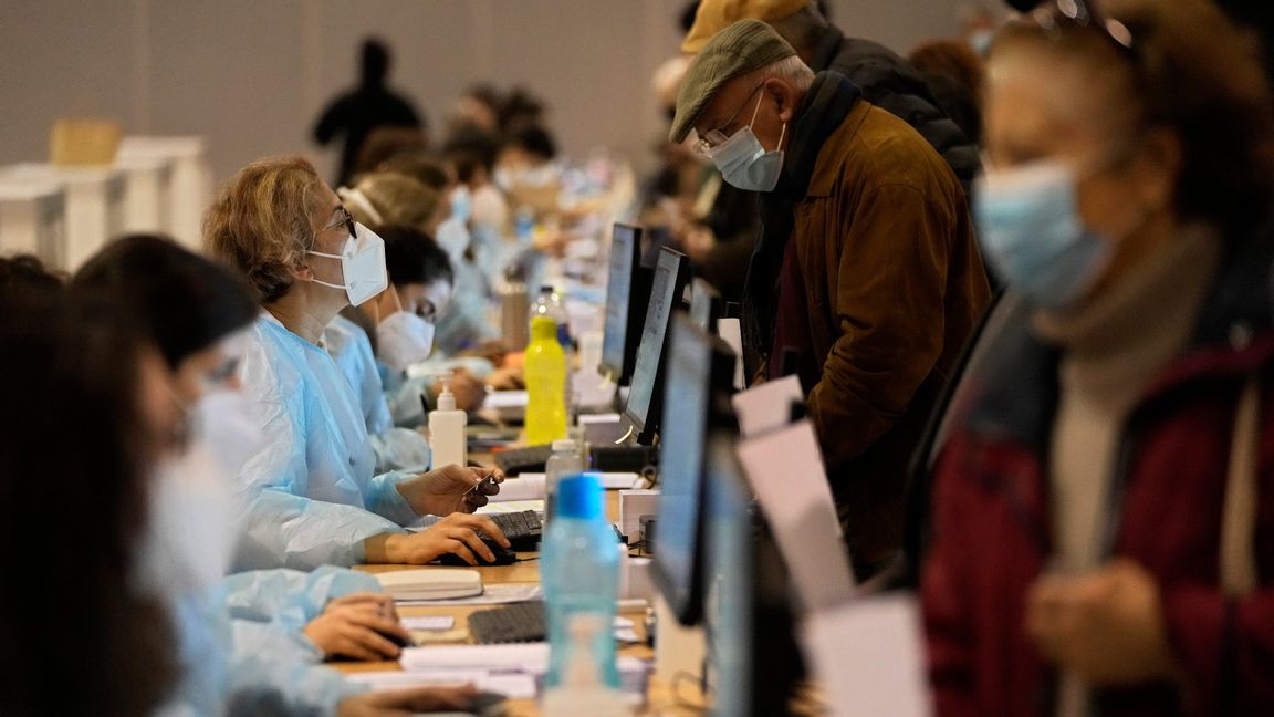 Människor som registerar sig för vaccinet. Foto: Armando Franca/AP/TT