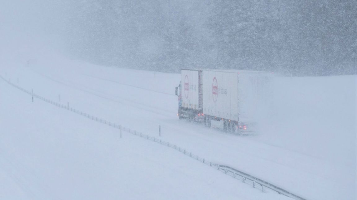 Vind i kombination med snö kan göra det svårmanövrerat i Stockholm och Uppland i helgen. Arkivbild. Foto: Mats Andersson/TT