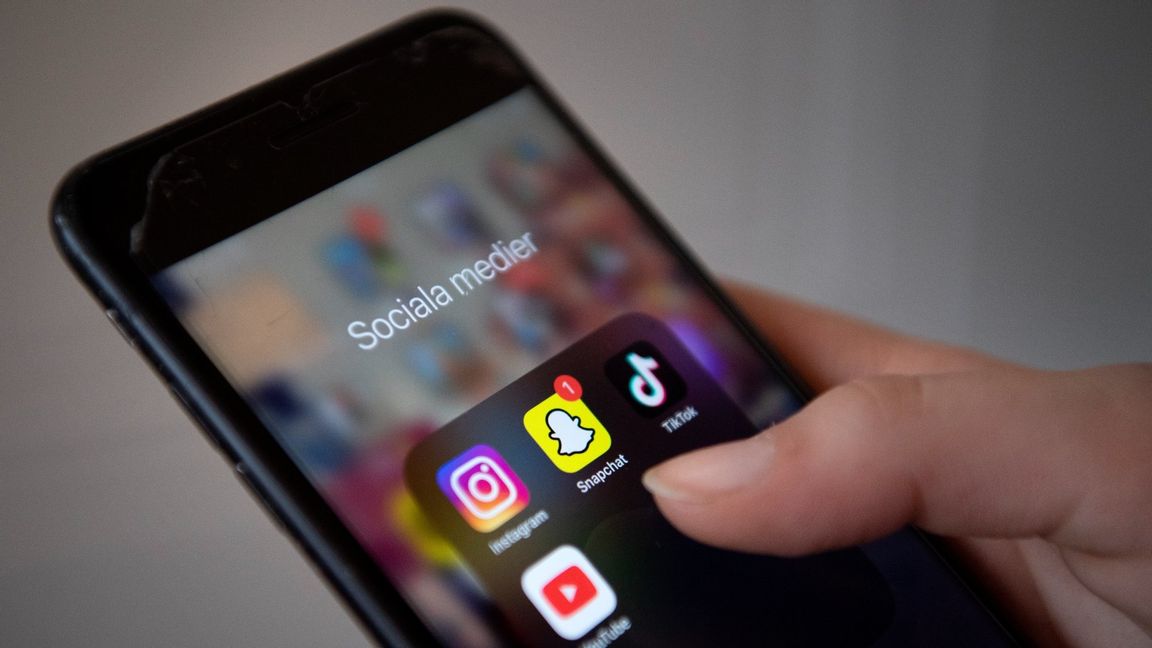 Barn med mobiltelefon med apparna Snapchat och TikTok. Foto: Jessica Gow/TT