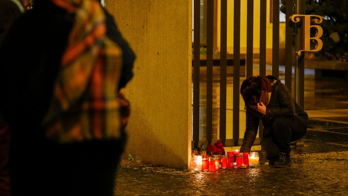 Ljus tänds vid Karlsuniversitetet i Prag, där masskjutningen ägde rum. Foto: PETR DAVID JOSEK/AP/TT